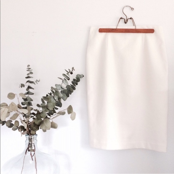 🎉HP 2/5🎉 White textured pencil skirt - Picture 2 of 7